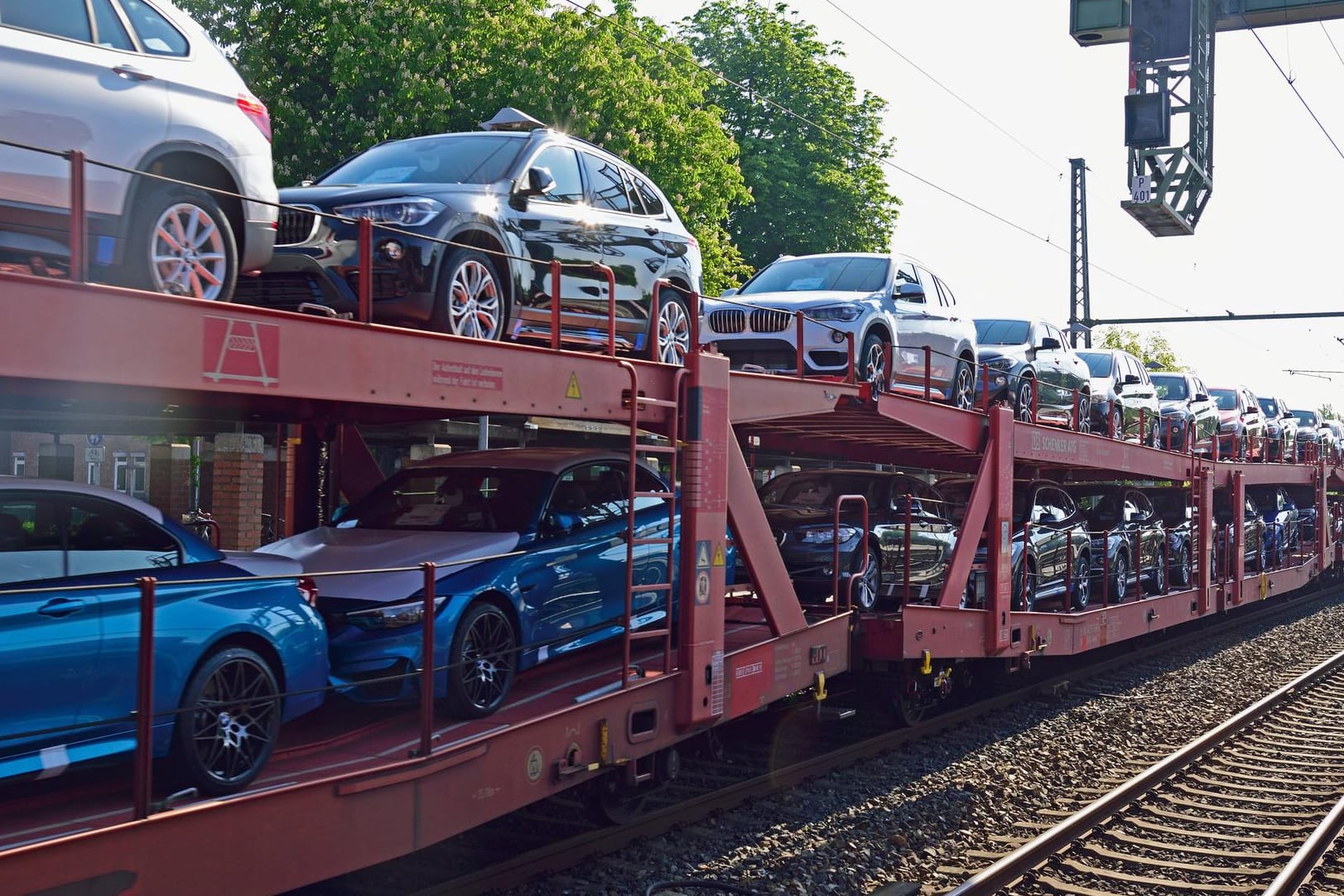 Mit Autos beladener Güterzug auf dem Weg nach Cuxhaven zur Schiffsverladung: Die US-Regierung hatte mit Strafzöllen von 25 Prozent auf Autoimporte aus der EU gedroht. (Symbolfoto)