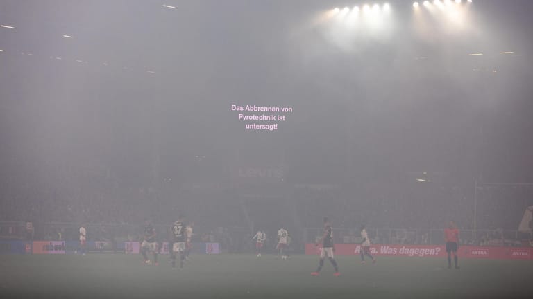 Auf einer Leinwand steht "Das Abbrennen von Pyrotechnik ist untersagt!": Das DFB-Sportgericht verhängte gegen die Zuwiderhandlung hohe Strafen.