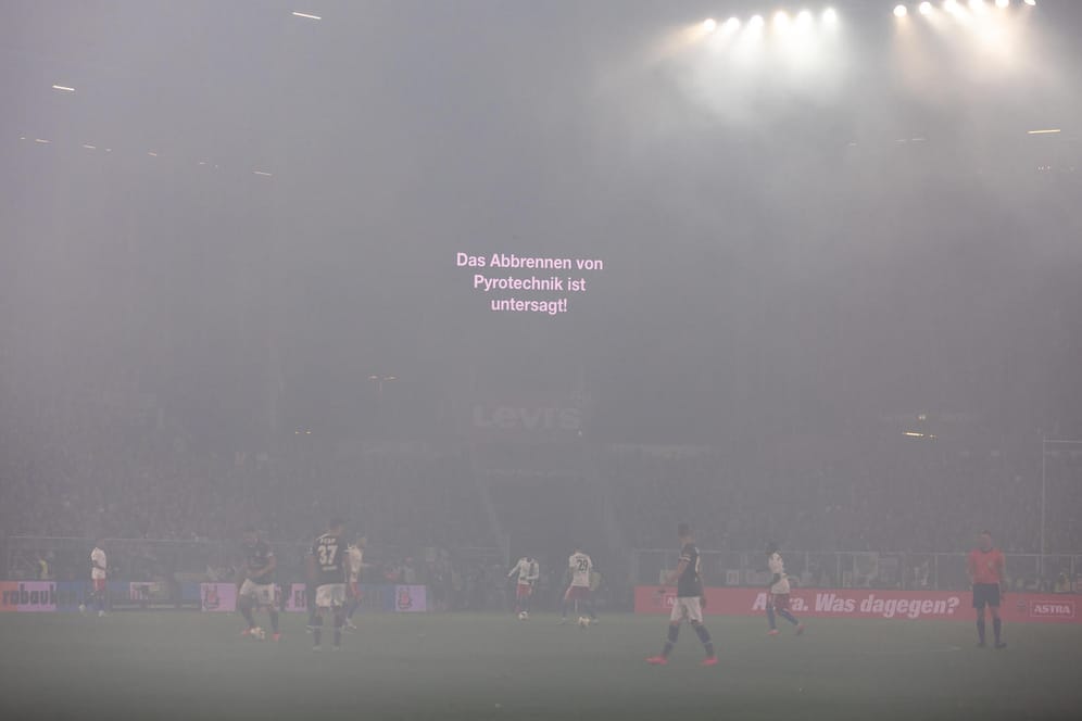 Auf einer Leinwand steht "Das Abbrennen von Pyrotechnik ist untersagt!": Das DFB-Sportgericht verhängte gegen die Zuwiderhandlung hohe Strafen.