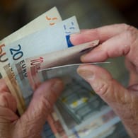 Eine ältere Frau zählt Geld (Symbolbild): Der Rentenaufschlag zielt auf Niedrigverdiener in Voll- oder Teilzeit, die im Alter nur eine geringe Rente bekommen.