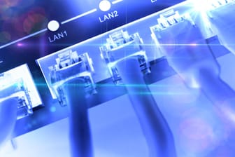 Lan-Kabel stecken in einem Router: Am Freitag, den 17. Januar 2020, ärgerten sich viele DSL-Kunden über einen Netzausfall bei mehreren Anbietern.