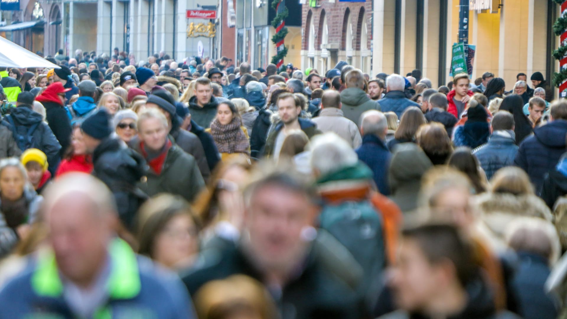 Menschenmenge in Nordrhein-Westfalen (Symbolbild): Ohne Zuwanderung würde die deutsche Gesellschaft seit 1972 schrumpfen.