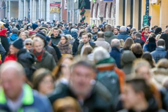 Menschenmenge in Nordrhein-Westfalen (Symbolbild): Ohne Zuwanderung würde die deutsche Gesellschaft seit 1972 schrumpfen.