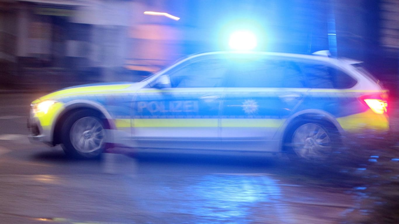 Einsatzwagen der Polizei in Bonn: Die Beamten mussten wegen jungen Randalierern ausrücken.