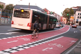 Ein Bus und ein Radfahrer in Darmstadt: Für Autofahrer könnte innerorts künftig Tempo 30 gelten.