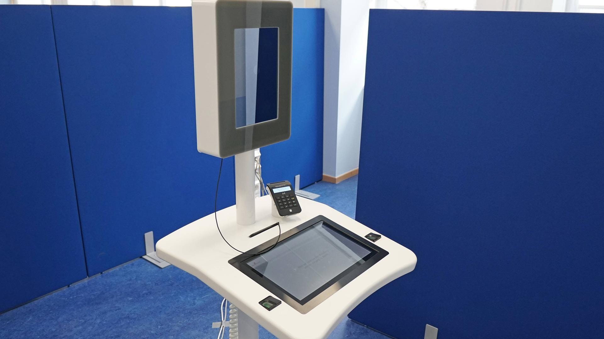 Ein Self-Service-Terminal der Bundesdruckerei für biometrische Daten in Berlin (Archivbild): Fotografen und Verbände lehnen den Zwang, Passfotos künftig nur noch in Ämtern aufzunehmen, einstimmig ab. Ein Self-Service-Terminal der Bundesdruckerei für biometrische Daten in Berlin (Archivbild): Fotografen und Verbände lehnen den Zwang, Passfotos künftig nur noch in Ämtern aufzunehmen, einstimmig ab.