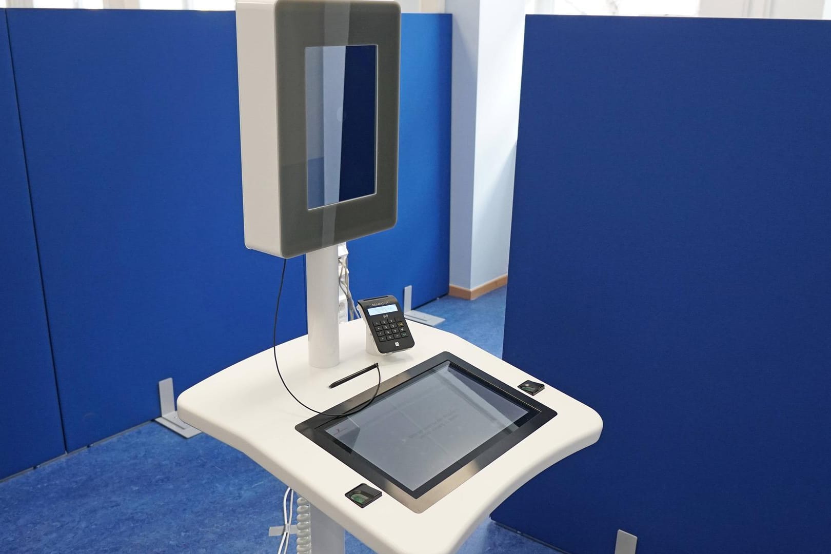 Ein Self-Service-Terminal der Bundesdruckerei für biometrische Daten in Berlin (Archivbild): Fotografen und Verbände lehnen den Zwang, Passfotos künftig nur noch in Ämtern aufzunehmen, einstimmig ab.