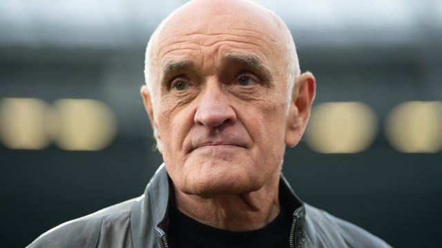 96-Boss Martin Kind verteidigte den Manager-Wechsel in Hannover.