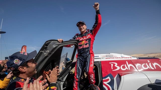 Carlos Sainz feiert seinen dritten Erfolg bei der Rallye Dakar. Carlos Sainz feiert seinen dritten Erfolg bei der Rallye Dakar.