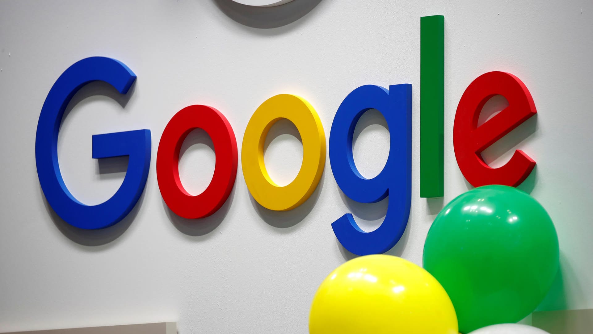 Google-Logo und Luftballons: Der Google-Mutterkonzern Alphabet hat jetzt einen Börsenwert von mehr als einer Billionen US-Dollar.