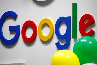 Google-Logo und Luftballons: Der Google-Mutterkonzern Alphabet hat jetzt einen Börsenwert von mehr als einer Billionen US-Dollar.