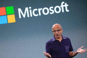 Satya Nadella, CEO von Microsoft, spricht während einer Firmenveranstaltung: Microsoft will im großen Stil zur Reduzierung von klimaschädlichen Treibhausgasen beitragen.
