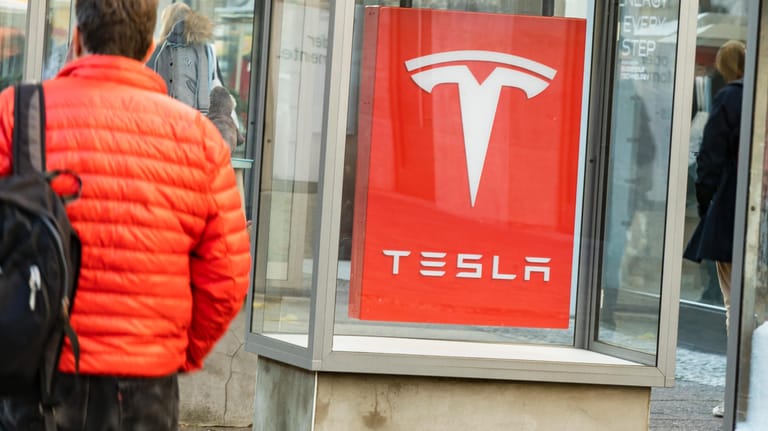 Tesla-Werbung am Kurfürstendamm in Berlin: Für sein geplantes Werk in Brandenburg sucht der US-Autobauer Mitarbeiter mit Polnischkenntnissen. (Symbolfoto)