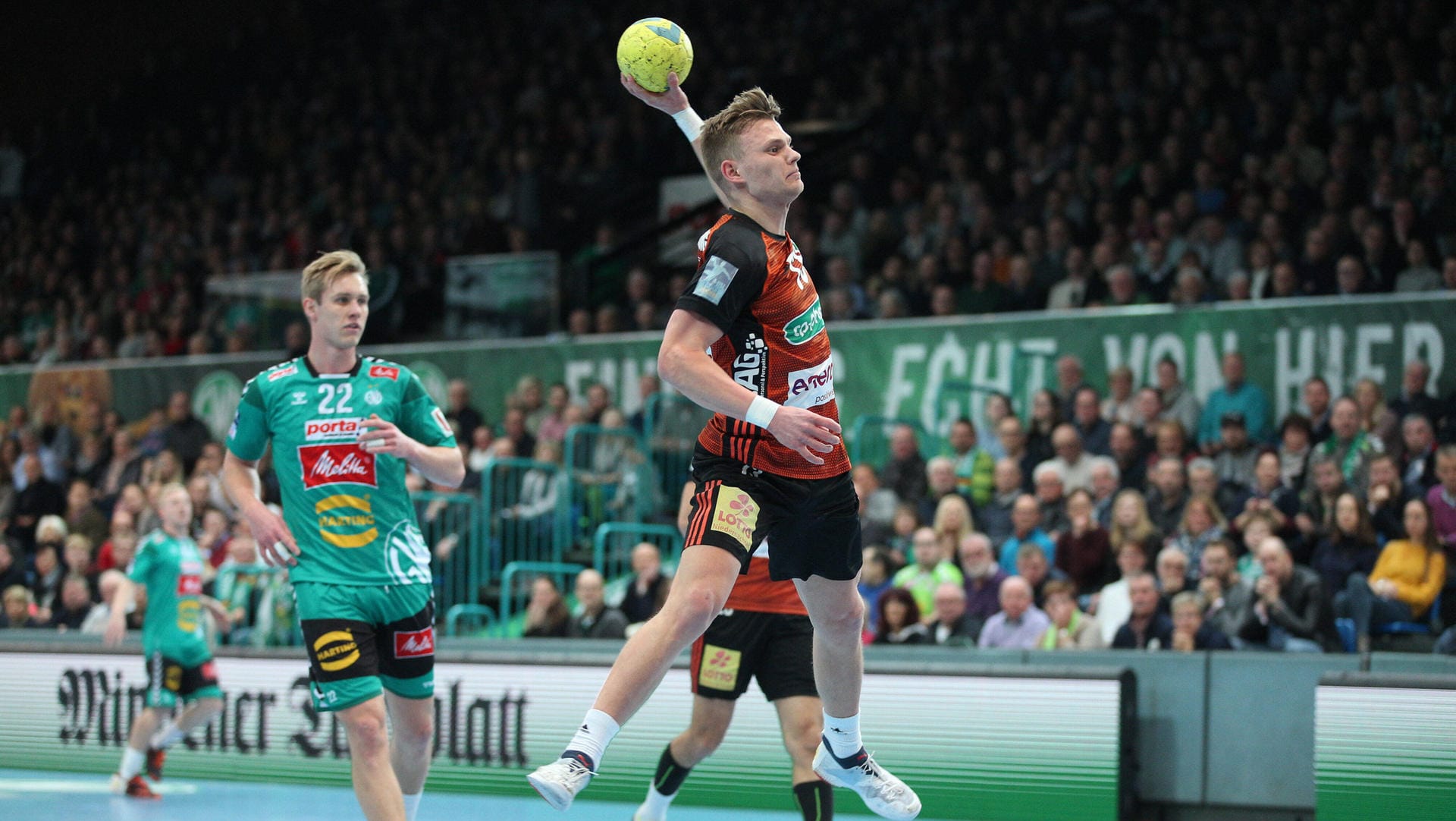 Bester Torschütze in der laufenden Saison beim TSV Hannover-Burgdorf: Timo Kastening (r.).