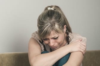 Weinen: in der Schockstarre nach einem schweren Verlust oder bei Depressionen wollen die Betroffenen manchmal weinen, können aber nicht.