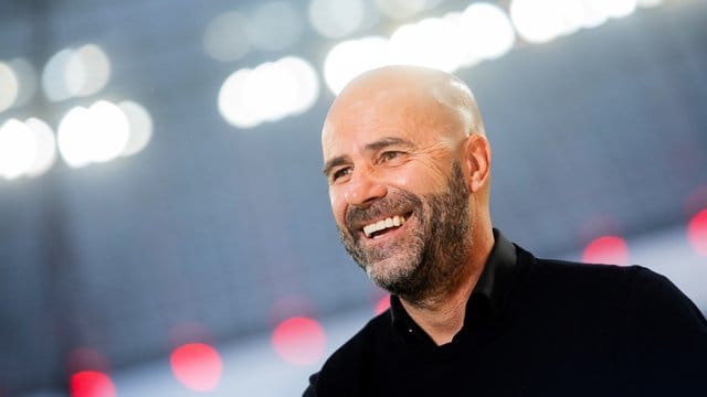 Hat seinen Vertrag bei Bayer vorzeitig verlängert: Trainer Peter Bosz.