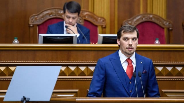 Alexej Gontscharuk hat nach umstrittenen Äußerungen über Präsident Selenskyj seinen Rücktritt eingereicht. Alexej Gontscharuk hat nach umstrittenen Äußerungen über Präsident Selenskyj seinen Rücktritt eingereicht.