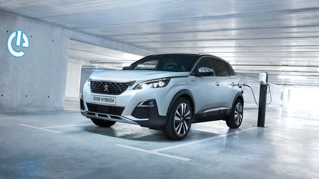 SUV mit zwei E-Motoren und einem Verbrenner: Der Peugeot 3008 bringt es als Plug-in-Hybrid auf eine Systemleistung von 220 kW/300 PS. SUV mit zwei E-Motoren und einem Verbrenner: Der Peugeot 3008 bringt es als Plug-in-Hybrid auf eine Systemleistung von 220 kW/300 PS.