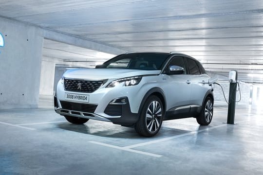 SUV mit zwei E-Motoren und einem Verbrenner: Der Peugeot 3008 bringt es als Plug-in-Hybrid auf eine Systemleistung von 220 kW/300 PS.
