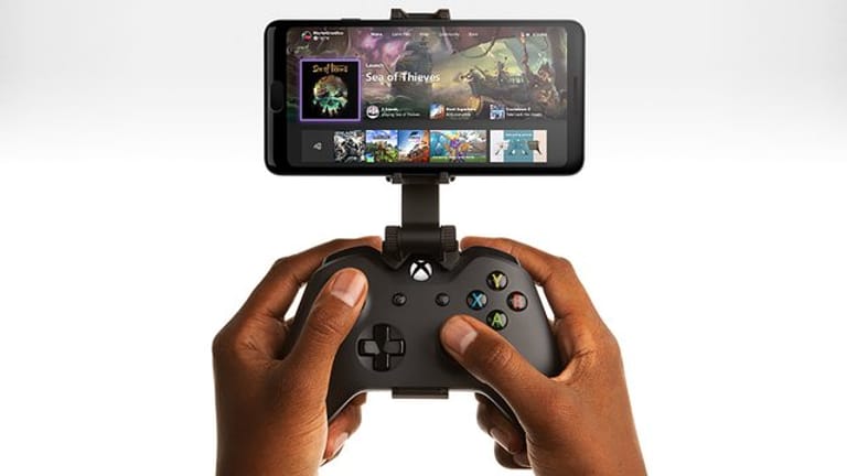 Eine Halterung verbindet Xbox-Controller und Smartphone: Konsolenspiele kommen aufs Smartphone.