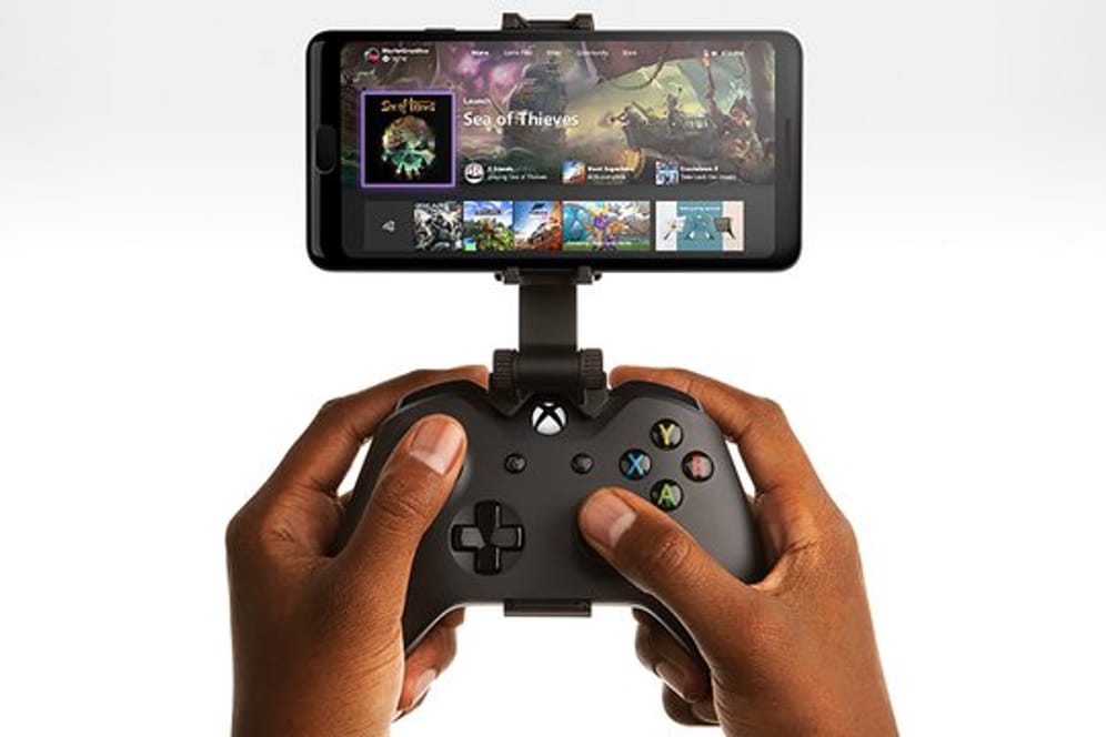 Eine Halterung verbindet Xbox-Controller und Smartphone: Konsolenspiele kommen aufs Smartphone.