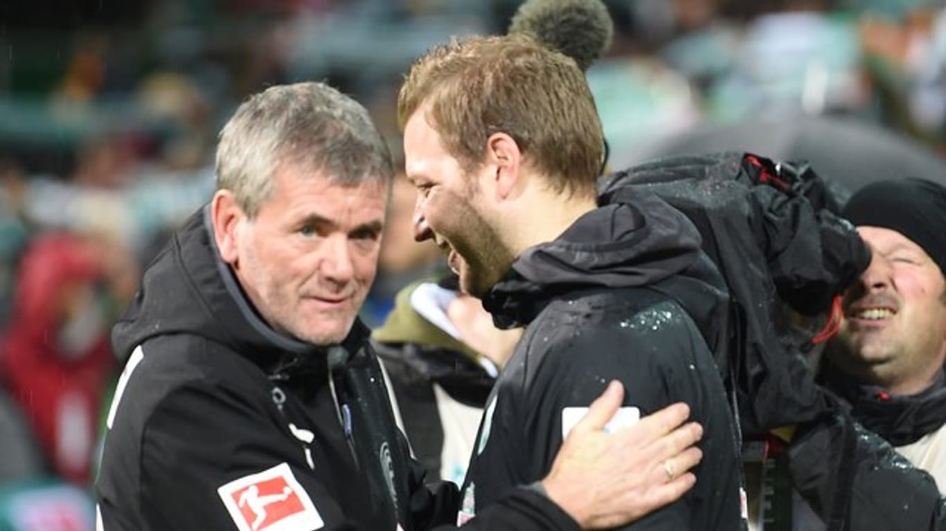 Florian Kohfeldt (r) trifft mit Werder im Abstiegskampfduell auf Fortuna Düsseldorf mit Trainer-Urgestein Friedhelm Funkel.