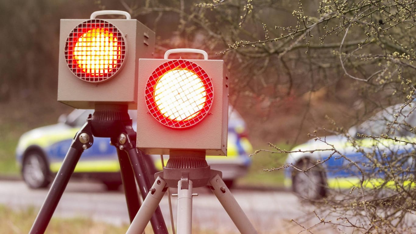 Zwei Blitzlichter einer Radarfalle: Der Fahrer vergas die Kamera und den Datenträger an der Straße.