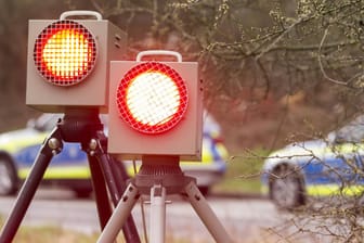 Zwei Blitzlichter einer Radarfalle: Der Fahrer vergas die Kamera und den Datenträger an der Straße.