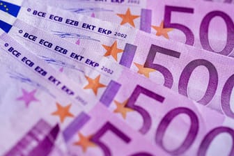 500-Euro-Scheine: Die Polizei hat bei Ermittlungen mögliches Falschgeld sichergestellt (Symbolbild).