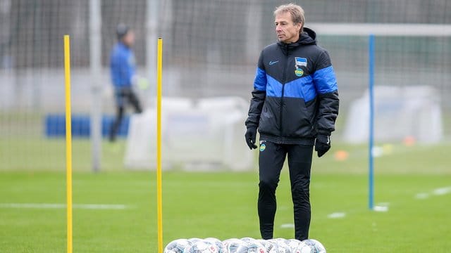 Hertha-Coach Jürgen Klinsmann hat Unterlagen für seine Trainerlizenz eingereicht. Hertha-Coach Jürgen Klinsmann hat Unterlagen für seine Trainerlizenz eingereicht.