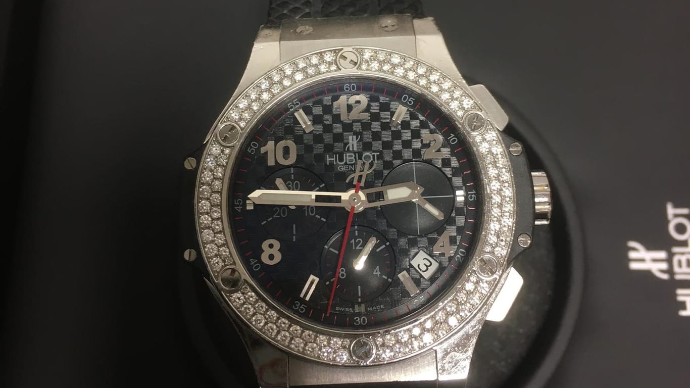 Eine hochwertige Armbanduhr: Sie wurde bei der Durchsuchung einer Spielhalle in Köln gefunden.