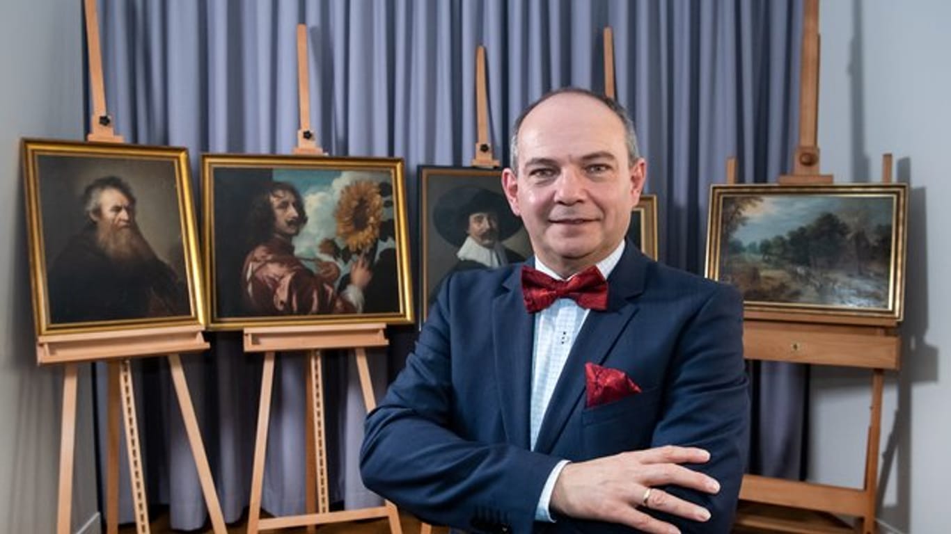Oberbürermeister Knut Kreuch vor den fünf gestohlenen Gemälden in Gotha.