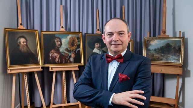 Oberbürermeister Knut Kreuch vor den fünf gestohlenen Gemälden in Gotha. Oberbürermeister Knut Kreuch vor den fünf gestohlenen Gemälden in Gotha.