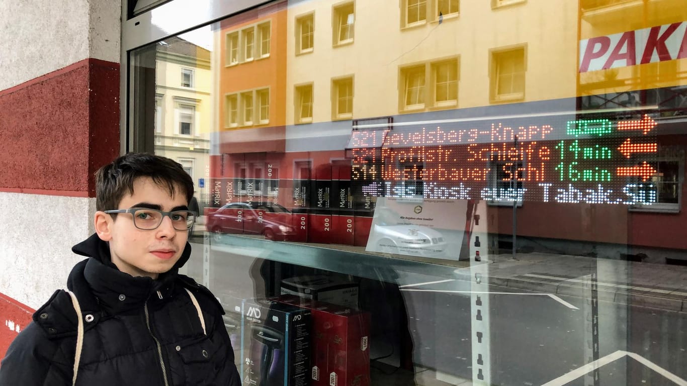 Die erste digitale Abfahrtstafel des Informatikstudenten Kevin Arutyunyan hängt in einem Schaufenster an der Bushaltestelle Feuerwache in Hagen: Dort werden Verkehrsinformationen angezeigt..