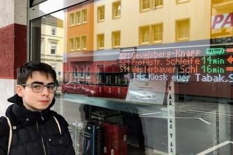 Die erste digitale Abfahrtstafel des Informatikstudenten Kevin Arutyunyan hängt in einem Schaufenster an der Bushaltestelle Feuerwache in Hagen: Dort werden Verkehrsinformationen angezeigt..