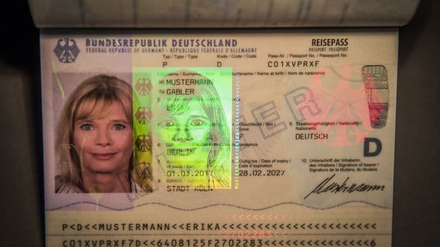 Nach Angaben aus dem Innenministerium sind deutschen Sicherheitsbehörden drei Fälle von gemorphten Lichtbildern in Reisedokumenten bekannt - in einem Fall ging es um einen deutschen Reisepass. Nach Angaben aus dem Innenministerium sind deutschen Sicherheitsbehörden drei Fälle von gemorphten Lichtbildern in Reisedokumenten bekannt - in einem Fall ging es um einen deutschen Reisepass.