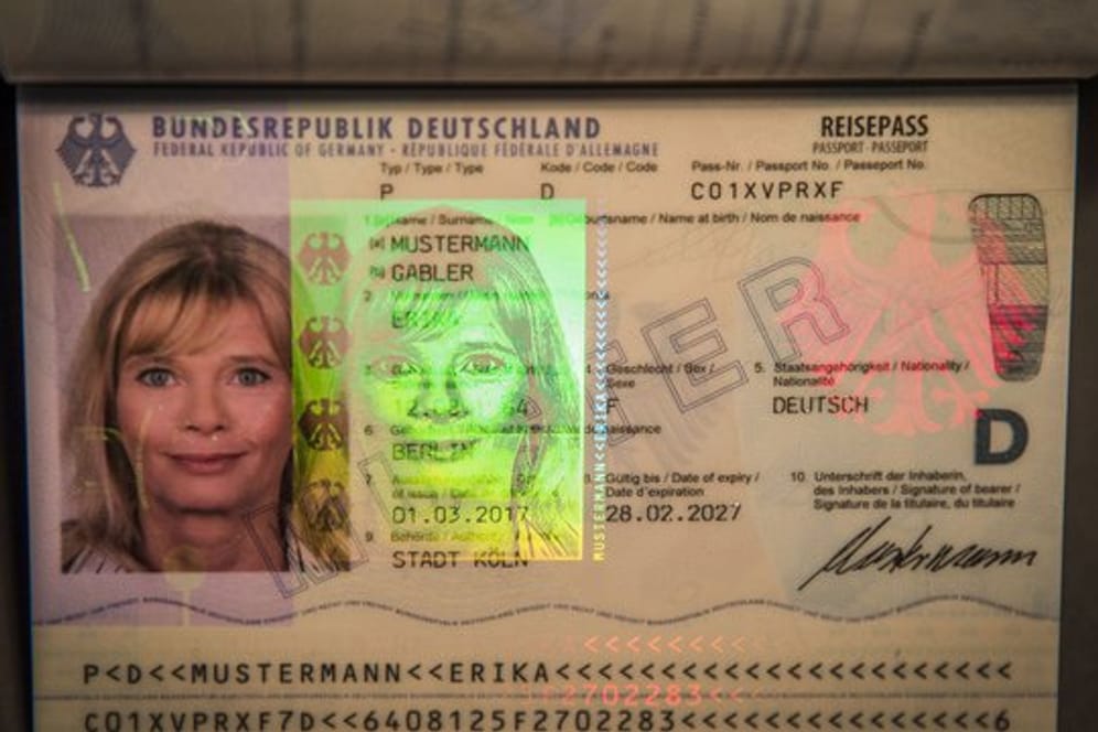 Nach Angaben aus dem Innenministerium sind deutschen Sicherheitsbehörden drei Fälle von gemorphten Lichtbildern in Reisedokumenten bekannt - in einem Fall ging es um einen deutschen Reisepass.