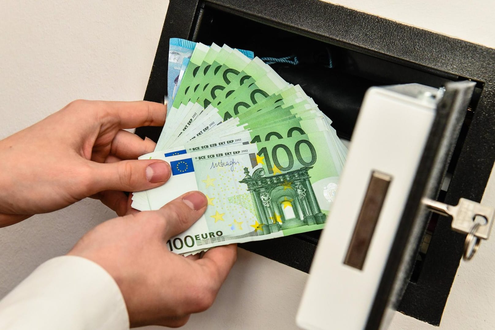 Geld: Aktien und Investmentfonds blieben weiterhin beliebt.