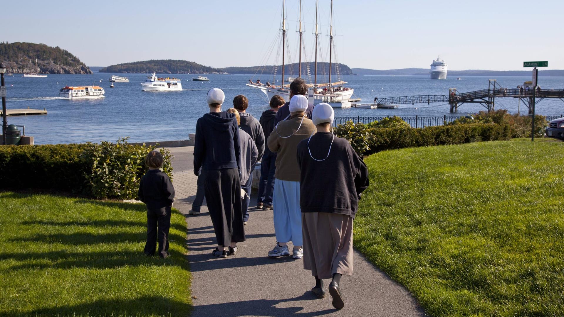 Eine Amish-Familie wird von hinten gezeigt. Eine Amish-Familie wird von hinten gezeigt.