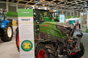 Traktor: E-Motoren und Hybridantriebe sollen die CO2-Bilanz der Landwirtschaft verbessern.