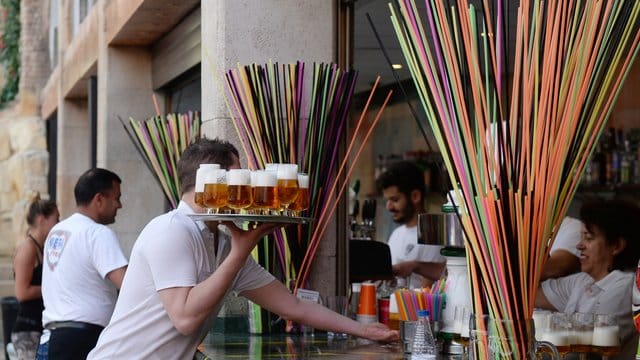 Kellner und lange Strohhalme für das "Eimersaufen" im Megapark an der Playa de Palma in S'Arenal. Kellner und lange Strohhalme für das "Eimersaufen" im Megapark an der Playa de Palma in S'Arenal.