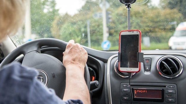 Sicher, legal und komfortabel: Gute Handyhalterungen fürs Auto müssen nicht teuer sein, zeigt der Test einer Autozeitschrift. Sicher, legal und komfortabel: Gute Handyhalterungen fürs Auto müssen nicht teuer sein, zeigt der Test einer Autozeitschrift.