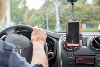 Sicher, legal und komfortabel: Gute Handyhalterungen fürs Auto müssen nicht teuer sein, zeigt der Test einer Autozeitschrift.