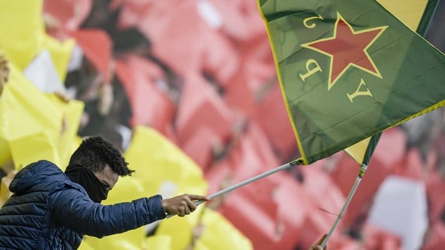 Pauli-Fans hatten Fahnen der kurdischen Frauenverteidigungseinheiten YPJ geschwenkt. Pauli-Fans hatten Fahnen der kurdischen Frauenverteidigungseinheiten YPJ geschwenkt.