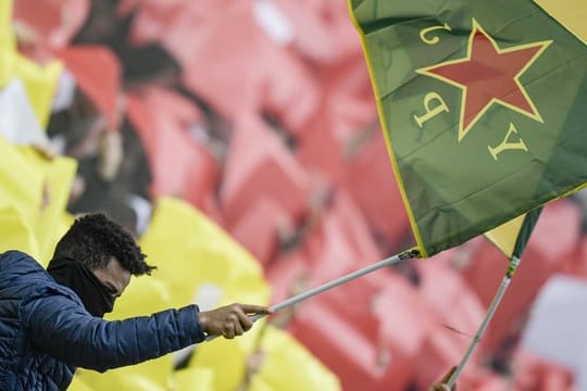 Pauli-Fans hatten Fahnen der kurdischen Frauenverteidigungseinheiten YPJ geschwenkt.