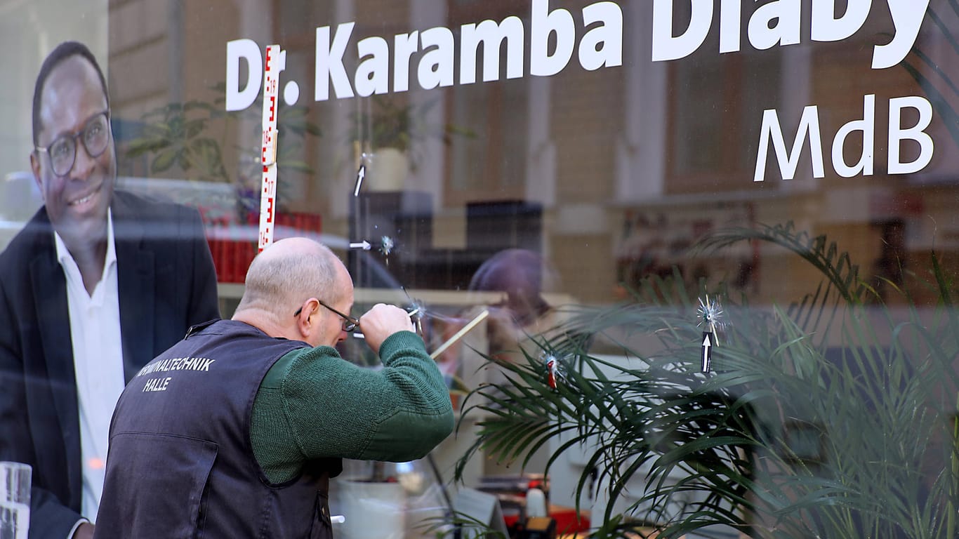 Ein Beamter der Spurensicherung vor dem Büro des Bundestagsabgeordneten Karamba Diaby in Halle: "Die Hemmschwelle ist gesunken."