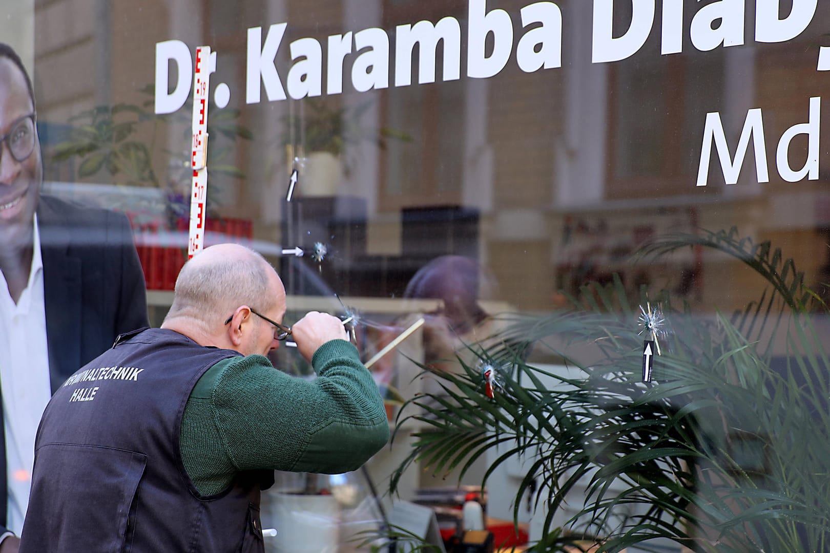 Ein Beamter der Spurensicherung vor dem Büro des Bundestagsabgeordneten Karamba Diaby in Halle: "Die Hemmschwelle ist gesunken."