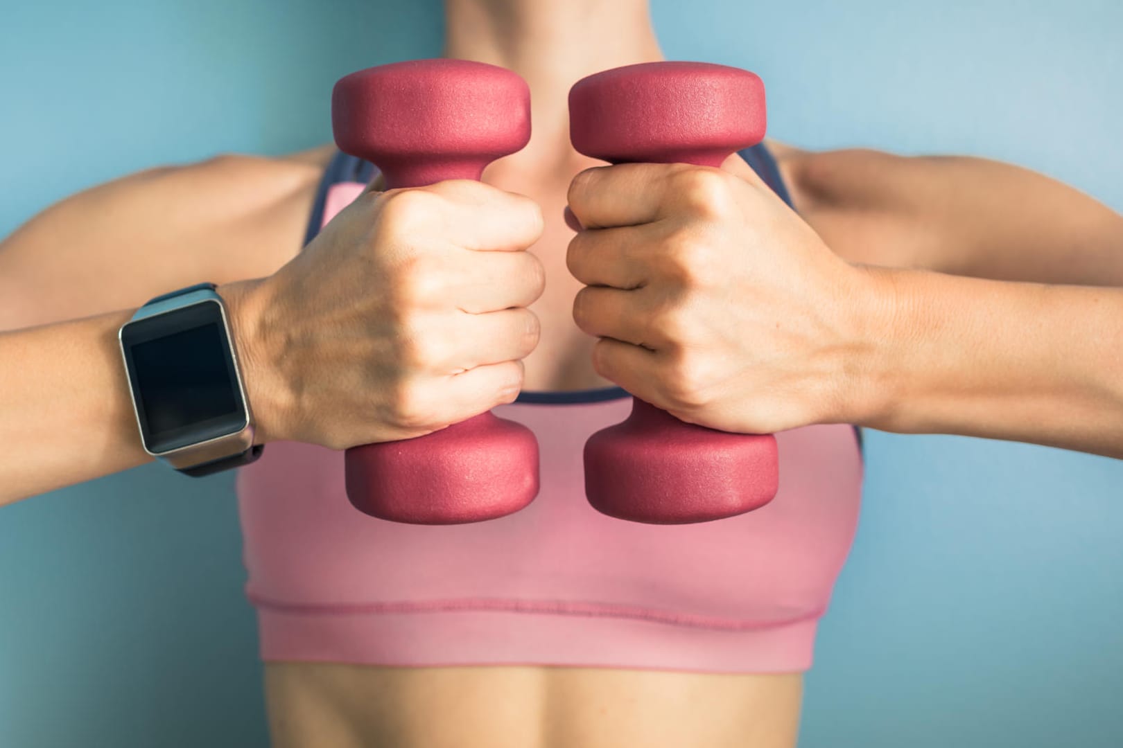 Fitnessübungen mit Hanteln: Das Magazin "Öko Test" hat Fitnessgeräte untersucht.