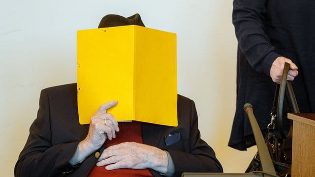 Der 93 Jahre alte ehemalige SS-Wachmann ist wegen Beihilfe zum Mord in 5230 Fällen angeklagt. Der 93 Jahre alte ehemalige SS-Wachmann ist wegen Beihilfe zum Mord in 5230 Fällen angeklagt.