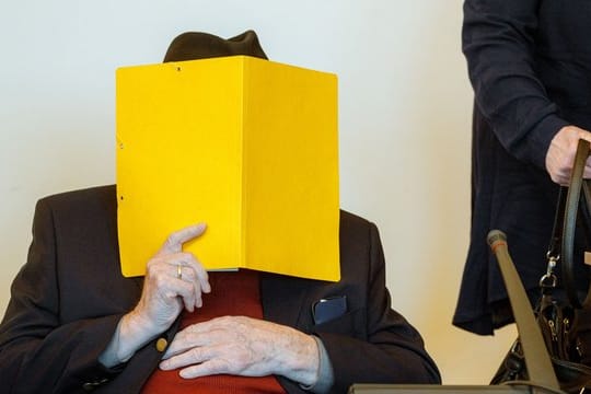 Der 93 Jahre alte ehemalige SS-Wachmann ist wegen Beihilfe zum Mord in 5230 Fällen angeklagt.